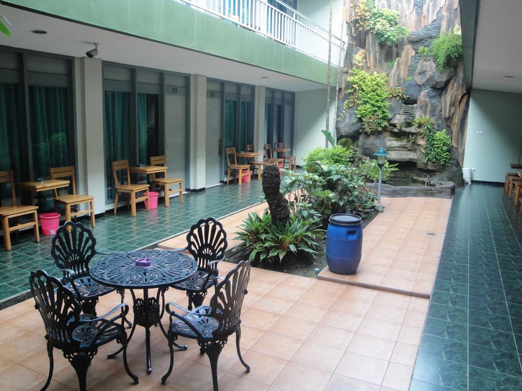 Hotel Trio Surakarta  Экстерьер фото